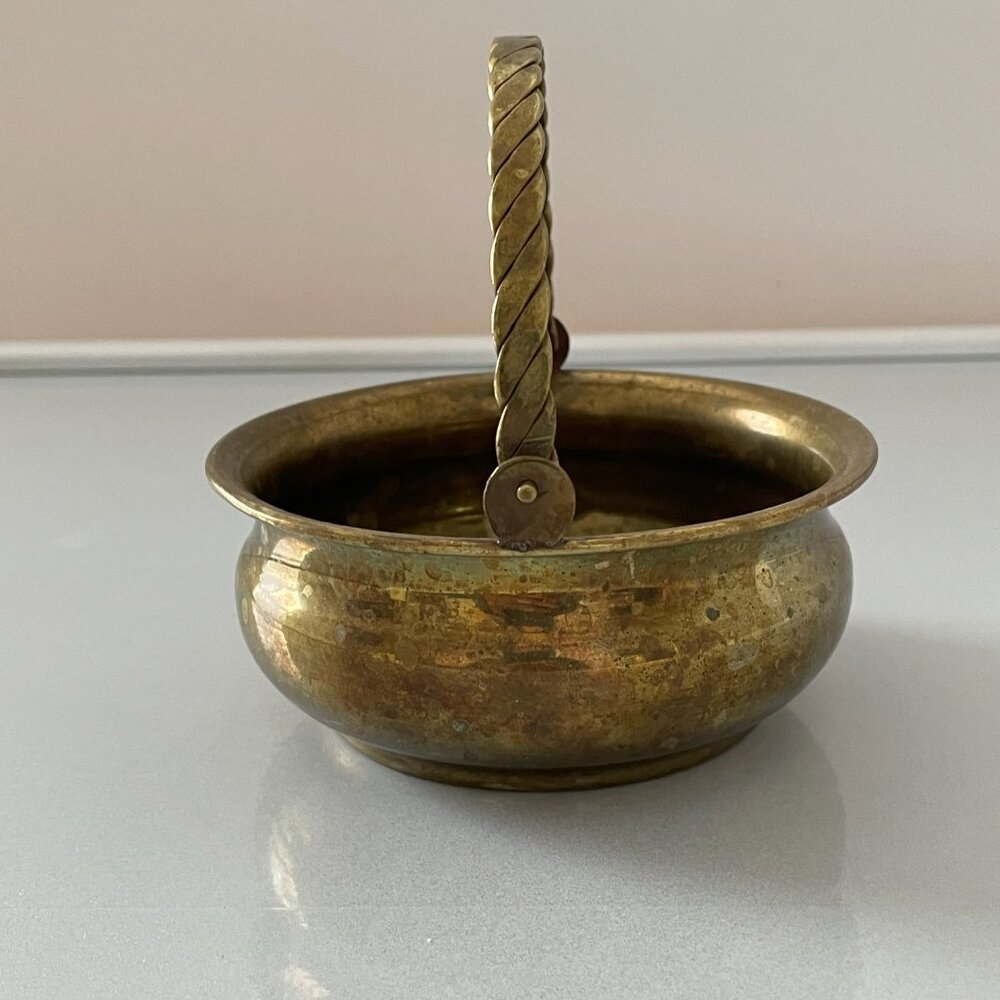 Small Brass Pot With Swing Handle - Picture 4 of 7